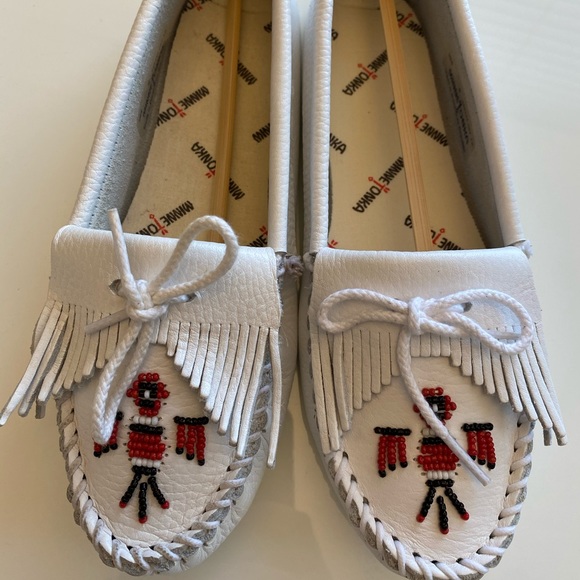 BNWB MINNETONKA WHITE LEATHER SIZE 6 WOMEN’S - Picture 2 of 10